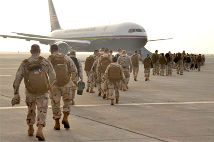 Army Deployment Pictures deployed soldiers heading towards jet
