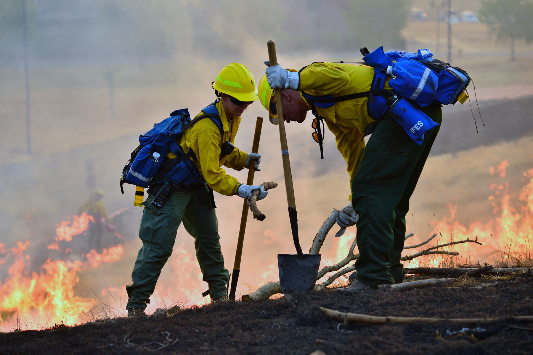 Oregon Army National Guard Soldiers work together during a wild land fire field training exercise held at the Oregon Department of Public Safety Standards (DPSST) and Training in Salem, Oregon, August 28, 2017. (Oregon Military Department/Leslie Reed.)
