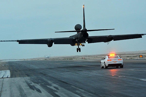 A mobile chase car driver pursues a U-2S reconnaissance aircraft during its landing at an undisclosed location in Southwest Asia, Dec. 7, 2015. (U.S. Air Force/Staff Sgt. Kentavist P. Brackin)