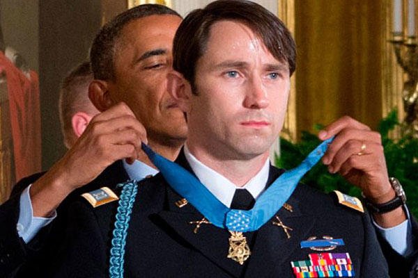 President Obama presents Capt. William Swenson with the Medal of Honor.