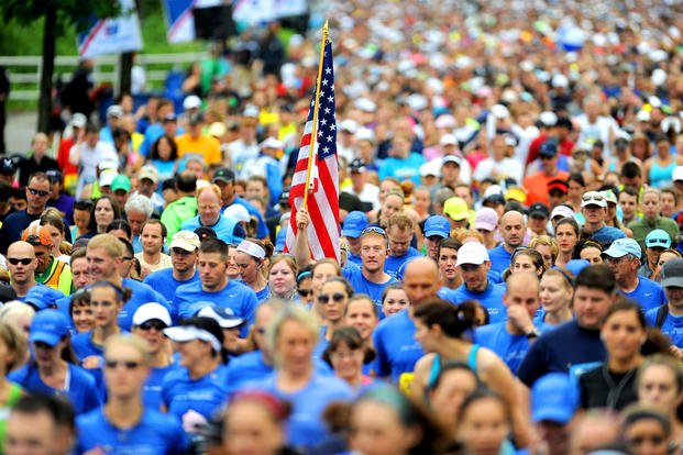  June 2011: More than 100 runners, dressed in “wear blue: run to remember” T-shirts, break from the starting line during the Rock ‘N’ Roll Seattle Marathon. (US Army photo/Ingrid Barrentine)