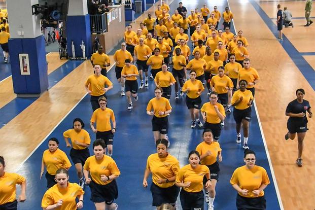 Recruits begin the 1.5-mile run portion of their initial physical fitness assessment (PFA) at Recruit Training Command, April 10, 2018. (U.S. Navy/Susan Krawczyk)