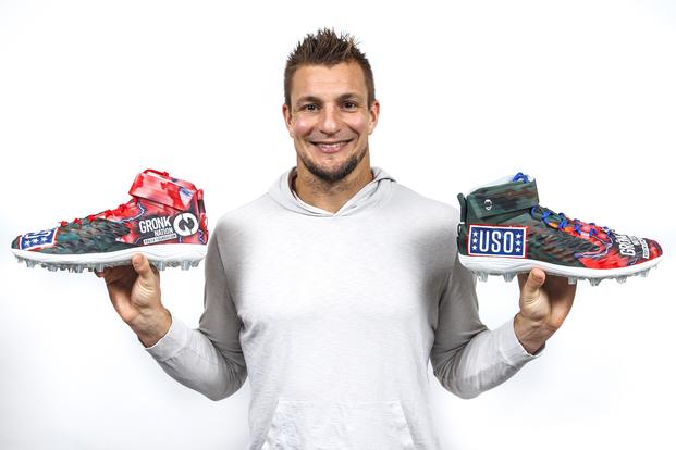 Rob Gronkowski leads 'USA' chants, signs gear for military vets at