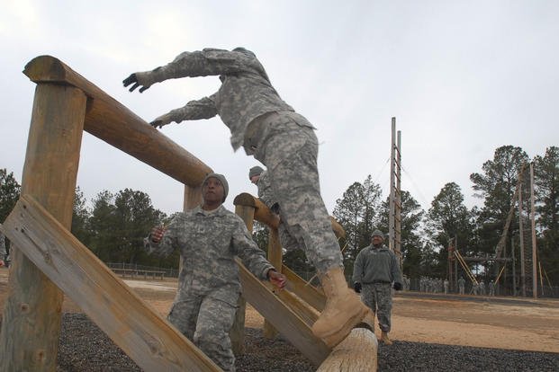 A soldier gets an assist on the confidence course.