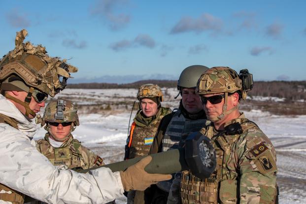 Des soldats américains en Ukraine se retirent au milieu des avertissements d’une invasion russe imminente