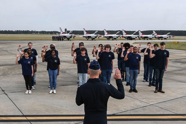 oath of enlistment to a group of Air Force applicants