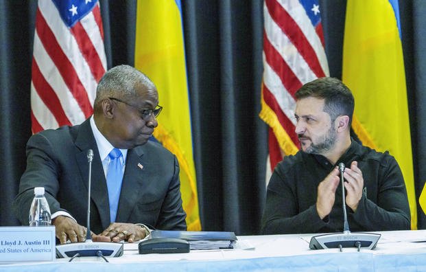 Defense Secretary Lloyd Austin, left and Ukrainian President Volodymyr Zelenskyy