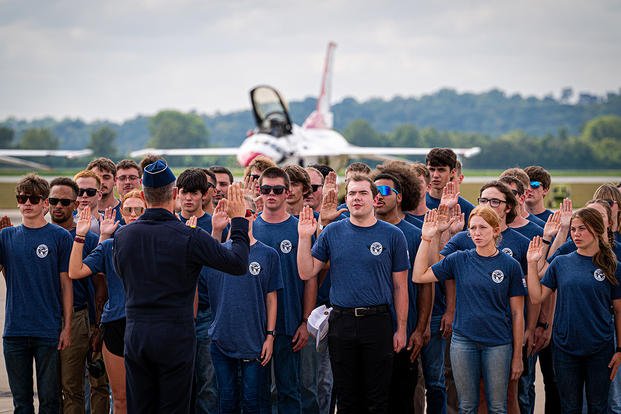 New recruits enlist in the Missouri Air National Guard