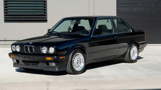 1990 BMW 325is (E30) front quarter