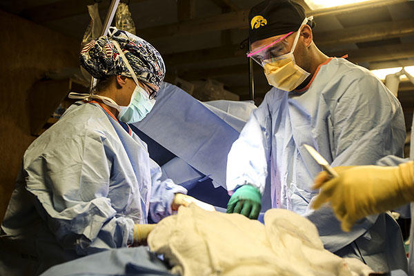 Members of the U.S. Army 772nd Forward Surgical Team and 115th Combat Support Hospital perform surgery on an Iraqi soldier injured in combat. (U.S. Marine Corps/Sgt. Ricardo Hurtado)