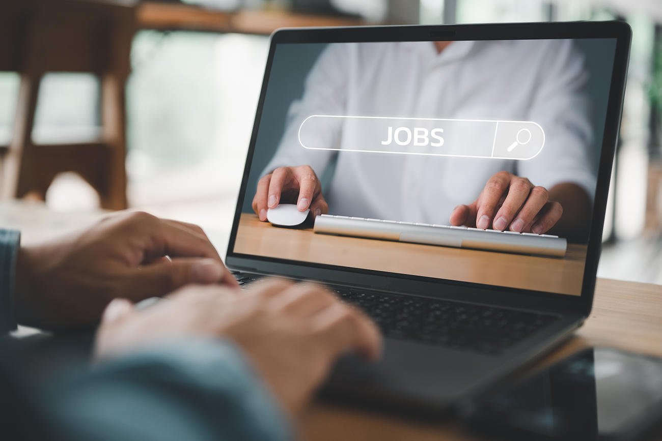 Should You Look for a Job While You’re Still Employed?