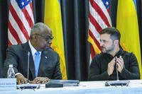 Defense Secretary Lloyd Austin, left and Ukrainian President Volodymyr Zelenskyy