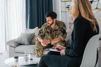 A service members sits and discusses personal issues with a therapist. (Freepik)