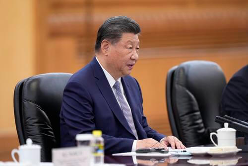 Chinese President Xi jinping speaks during a meeting