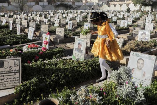 A Yemeni girl visits the graves of Houthis.